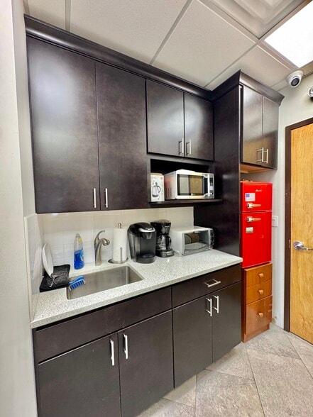 More Photos Of 19 Suffolk St, Freeport Office For Sale