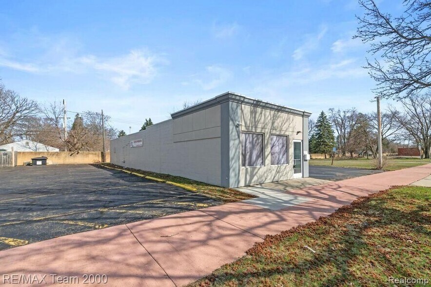 More Photos Of 5153 S Beech Daly St, Dearborn Heights Freestanding For Lease