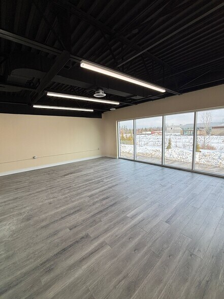 More Photos Of 585 Hanlon Creek Blvd, Guelph Showroom For Lease