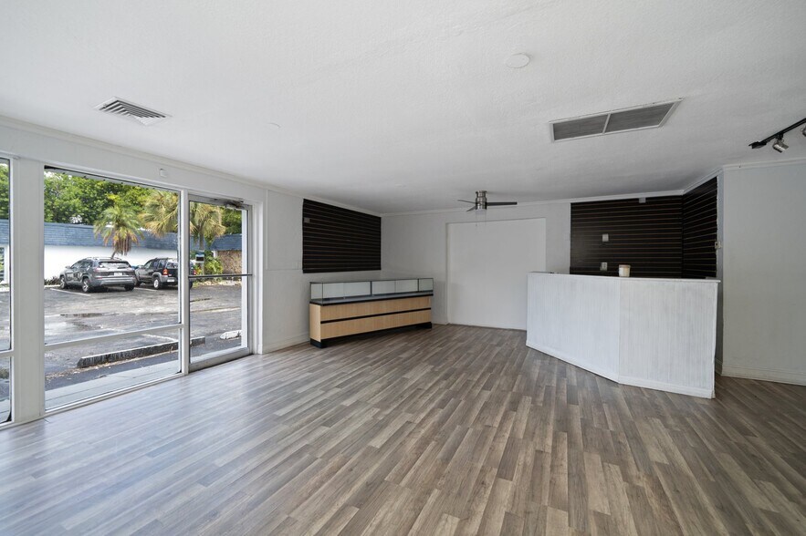 More Photos Of 1631 W Bay Dr, Largo Veterinarian Kennel For Sale