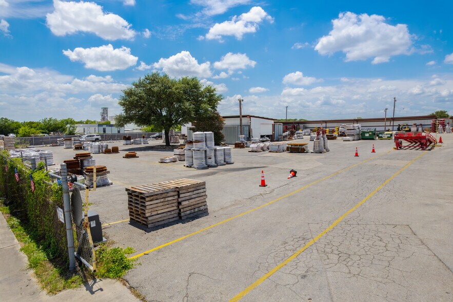 More Photos Of 4350 Naco Pass, San Antonio Service For Sale