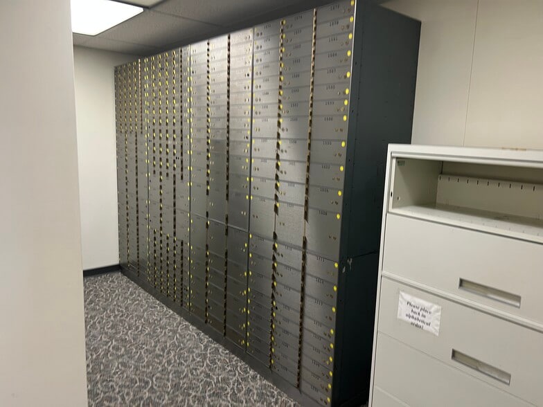 More Photos Of 908 S Fisk St, Green Bay Bank For Lease