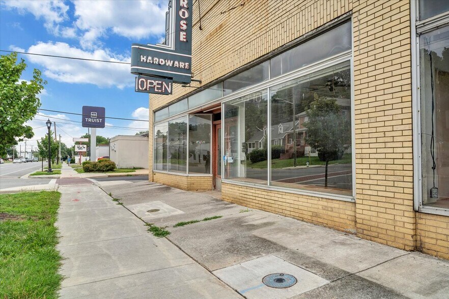 More Photos Of 2302 Melrose Ave NW, Roanoke Flex For Lease