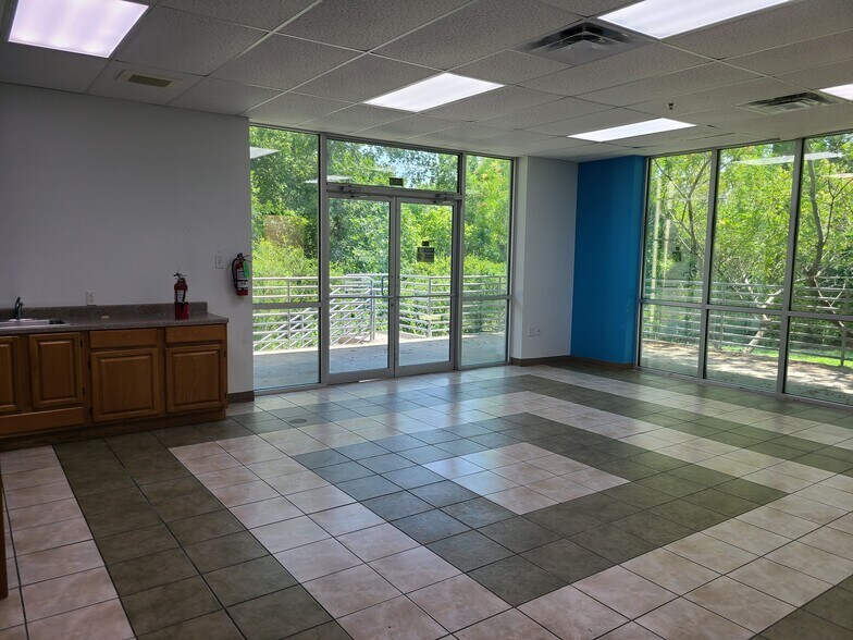 More Photos Of 9007 Tuscany Way, Austin Warehouse For Lease