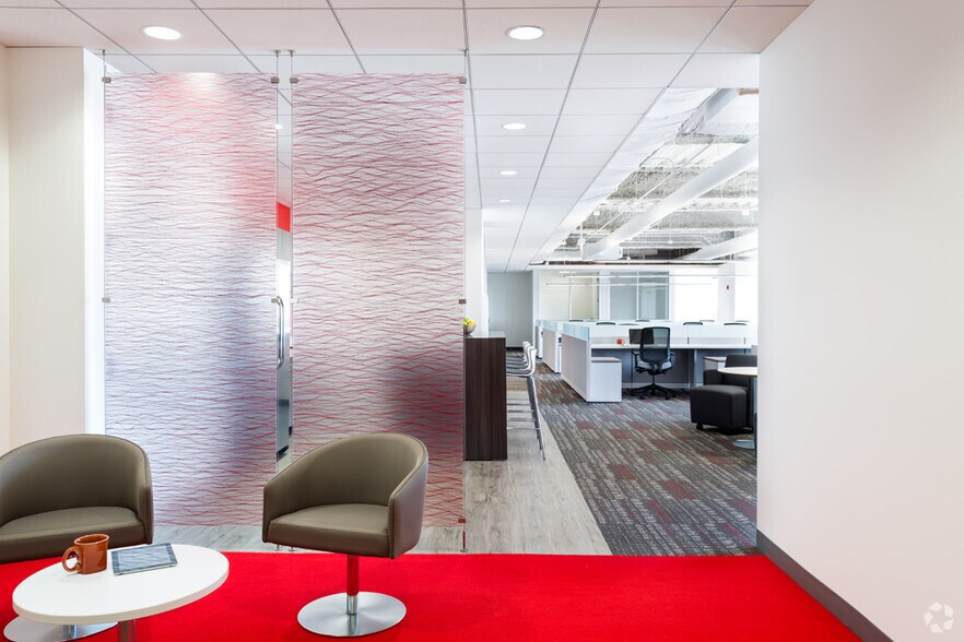 More Photos Of 425 S Financial Pl, Chicago Office For Lease