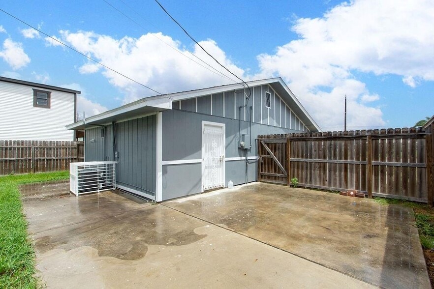 More Photos Of 2809 Market St, Baytown Office Residential For Lease