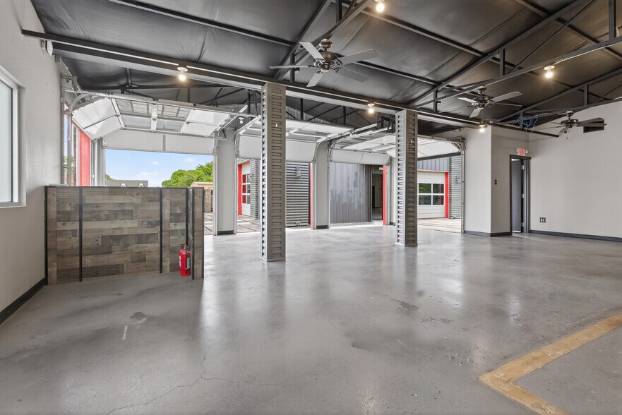 More Photos Of 2795 SW Wilshire Blvd, Burleson Flex For Lease