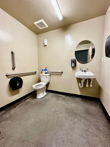 More Photos Of 1043 N River Rd, Palisade Freestanding For Lease