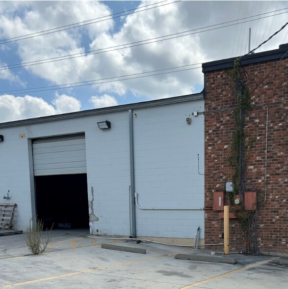 More Photos Of 307-311 Lombrano St, San Antonio Warehouse For Sale