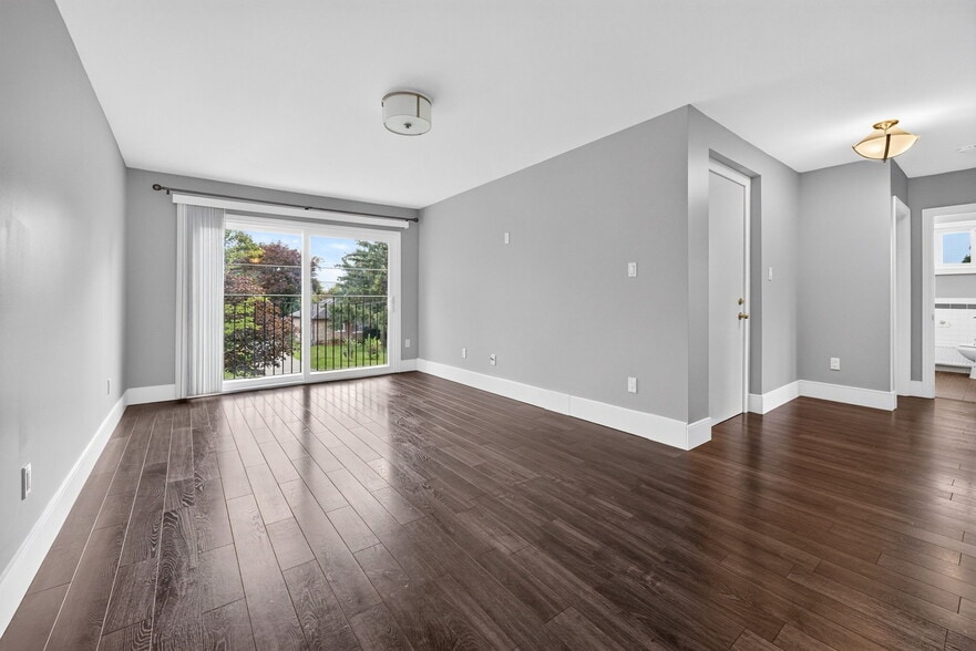 More Photos Of 10 Lincoln St, Ajax Apartments For Sale