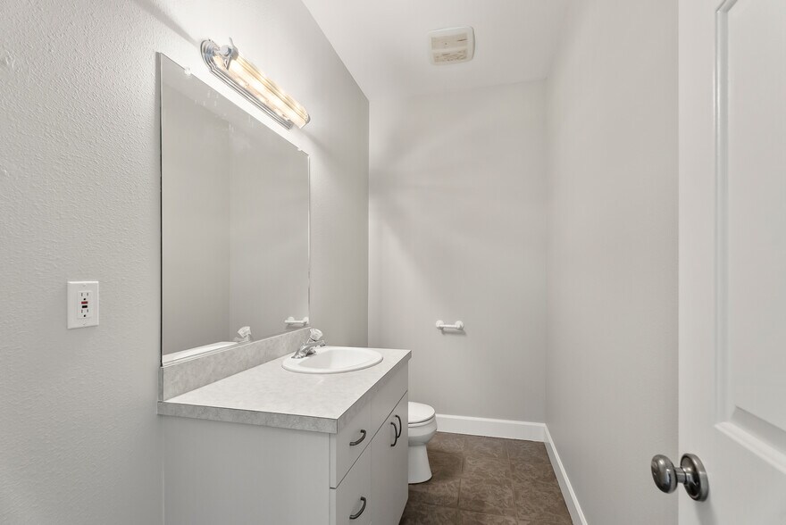 More Photos Of 180 Weyerhaeuser Dr N, Roseburg Warehouse For Sale