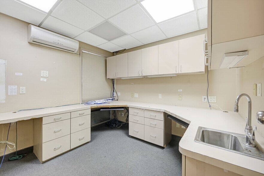 More Photos Of 385 S Maple Ave, Glen Rock Medical For Lease