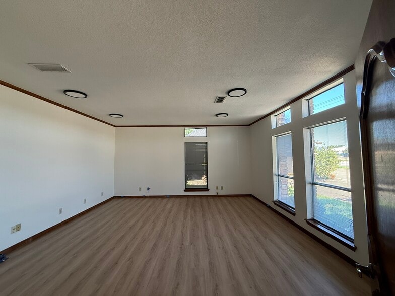 More Photos Of 304 Harwood Rd, Bedford Medical For Lease