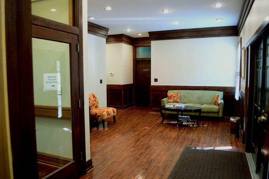 More Photos Of 1829 E Franklin St, Chapel Hill Office For Lease