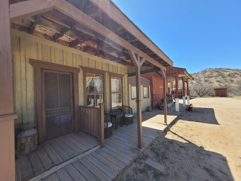 More Photos Of 331 W Rockspring Ln, Benson Movie Radio TVStudio For Sale