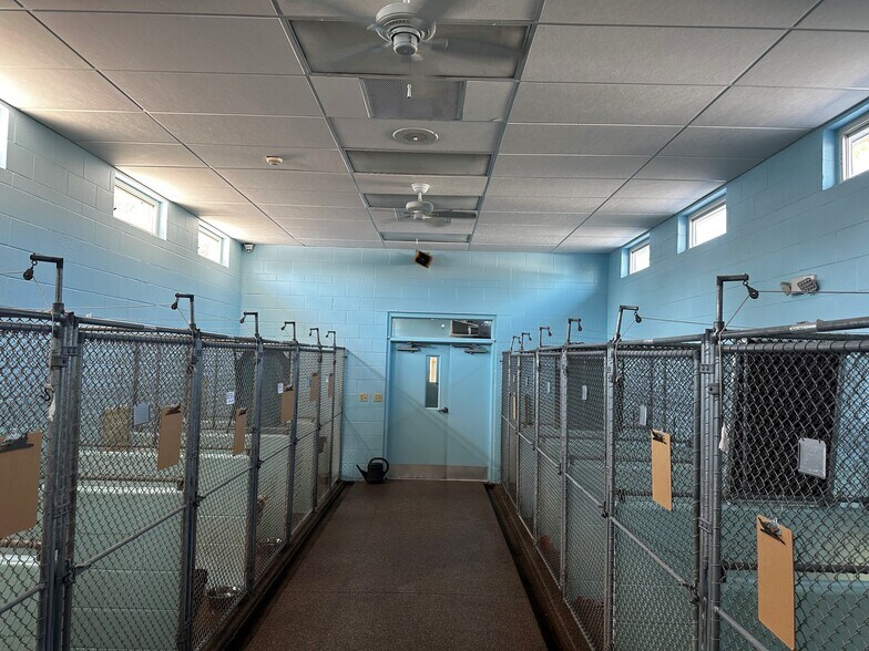 More Photos Of 714 60th St Ct E, Bradenton Veterinarian Kennel For Sale