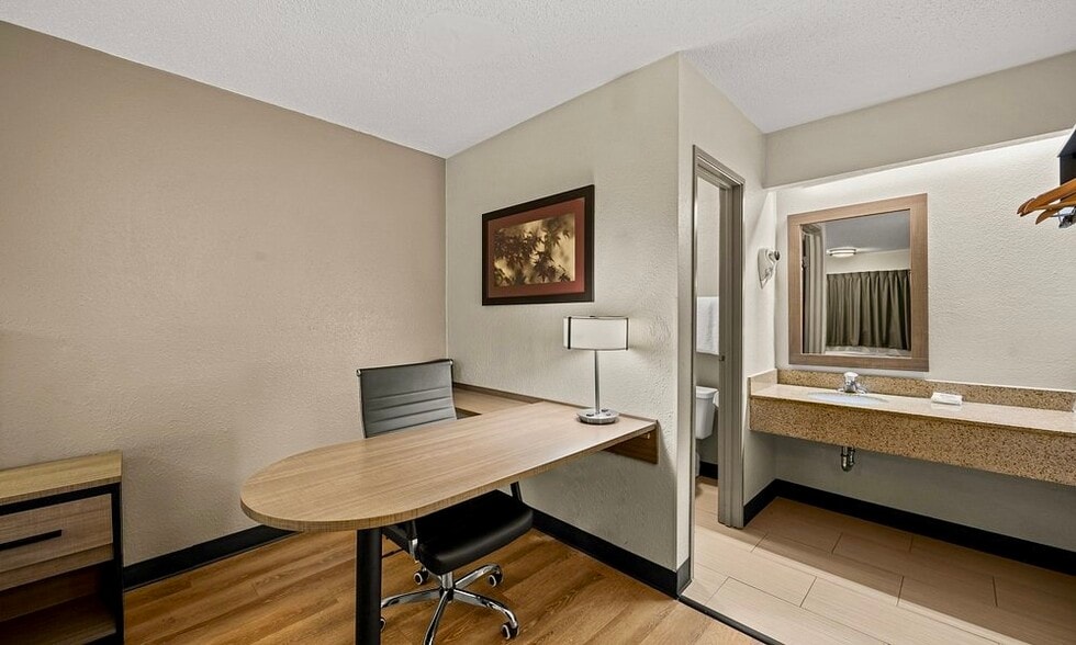 More Photos Of 32511 Concord Dr, Madison Heights Hotel For Sale