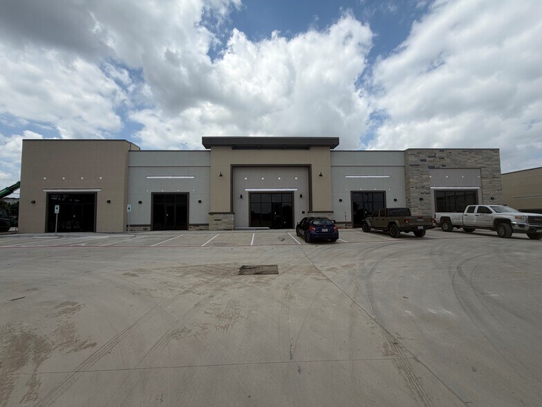 More Photos Of 1012 Municipal Dr, Leander Storefront For Sale