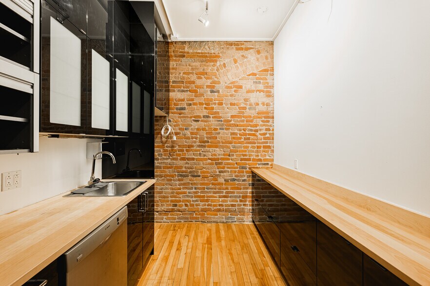 More Photos Of 356-360 Rue Le Moyne, Montréal Office For Sale