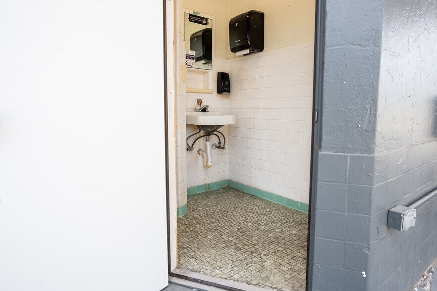 More Photos Of 1802 E Commerce St, San Antonio Auto Repair For Lease