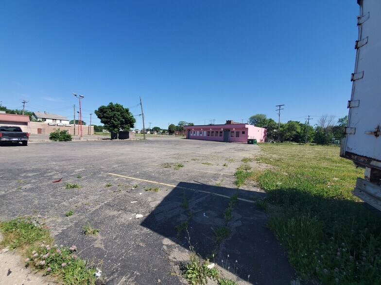 More Photos Of 2251 W Davison Ave, Detroit Land For Lease