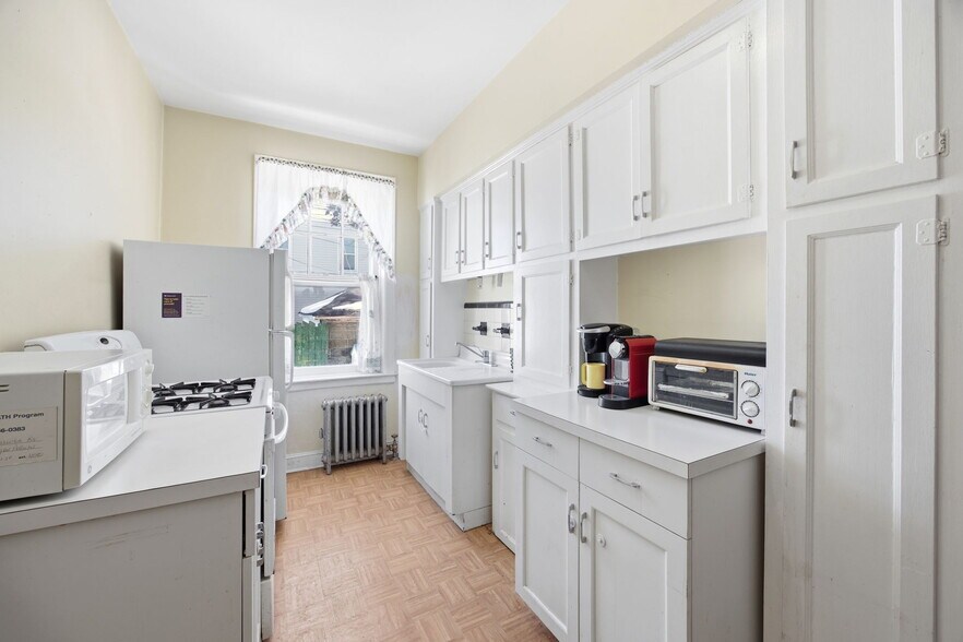 More Photos Of 7861 75th St, Glendale Multifamily For Sale