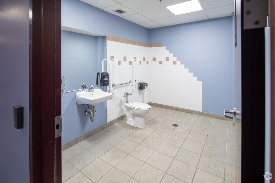 More Photos Of 35 Fulton Way, Richmond Hill Light Distribution For Lease