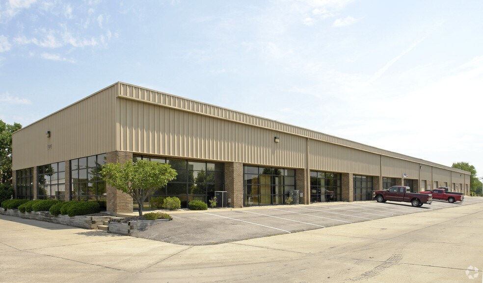 More Photos Of 700 Crown Industrial Ct, Chesterfield Warehouse For Lease