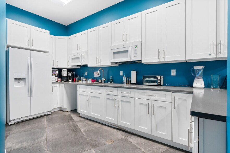 More Photos Of 33-53 62nd St, Woodside Warehouse For Lease