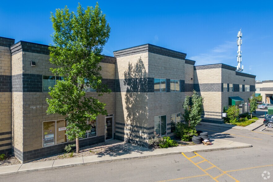 More Photos Of 32 Westwinds Cres NE, Calgary Flex For Sale