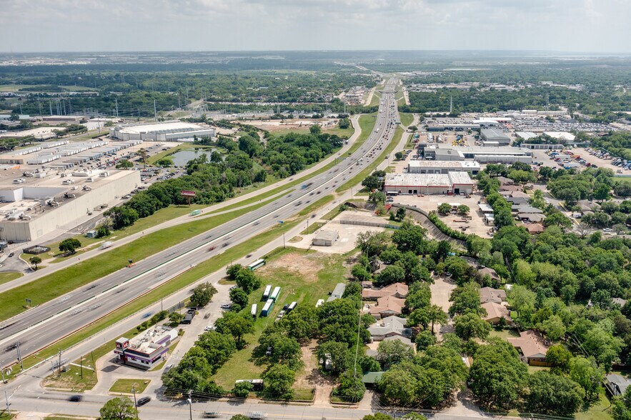 More Photos Of 801 N Walton Walker Hwy, Irving Warehouse For Lease