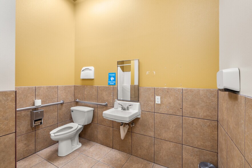 More Photos Of 304-350 NE Agness Ave, Grants Pass Unknown For Lease