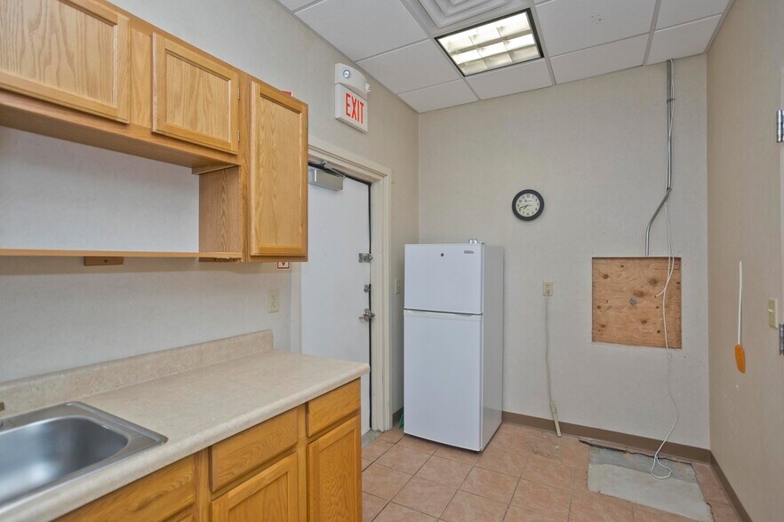 More Photos Of 422 Main St, Easthampton Freestanding For Lease