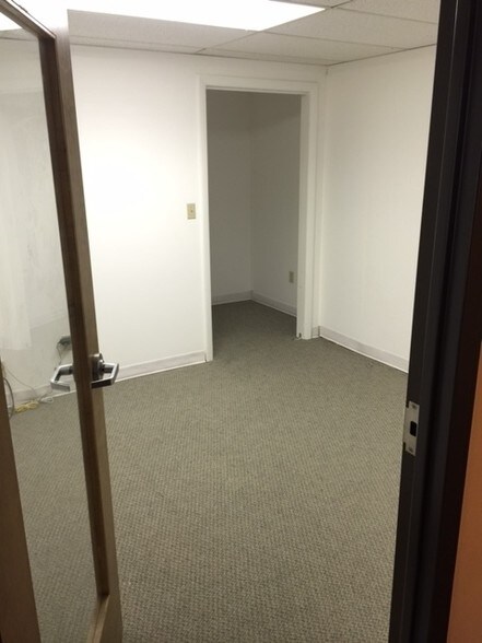 More Photos Of 418 Boston Post Rd, Sudbury Freestanding For Lease