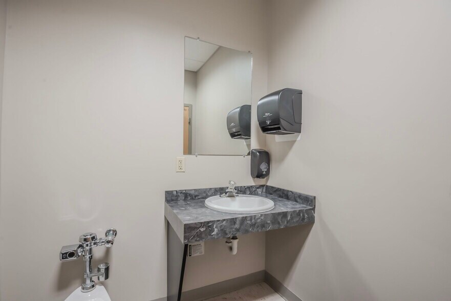 More Photos Of 118 Lukens Dr, New Castle Unknown For Lease