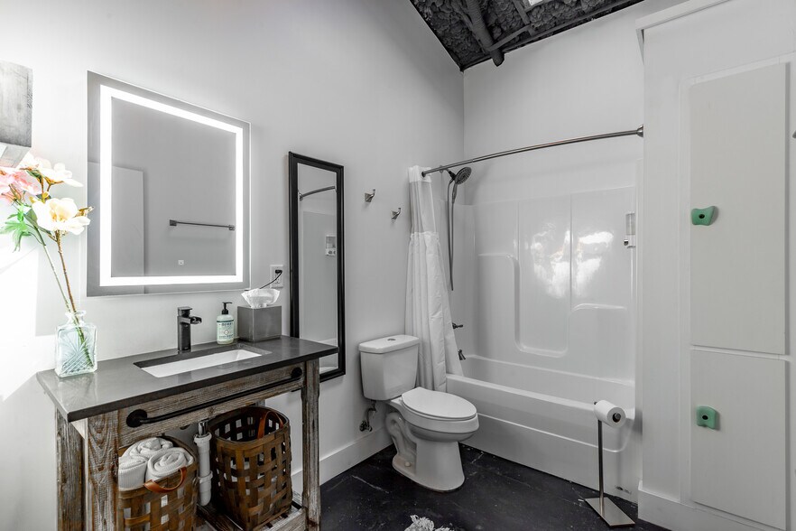 More Photos Of 2502 Cummings Hwy, Chattanooga General Retail For Sale