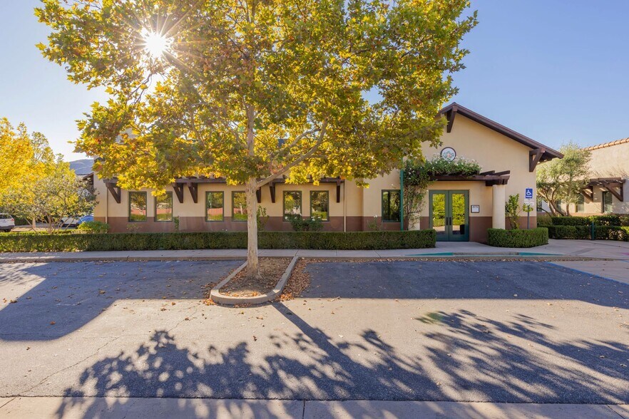 More Photos Of 407 Bryant Cir, Ojai Office For Sale