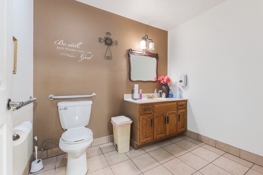 More Photos Of 160 E Morgan St, Martinsville Showroom For Sale