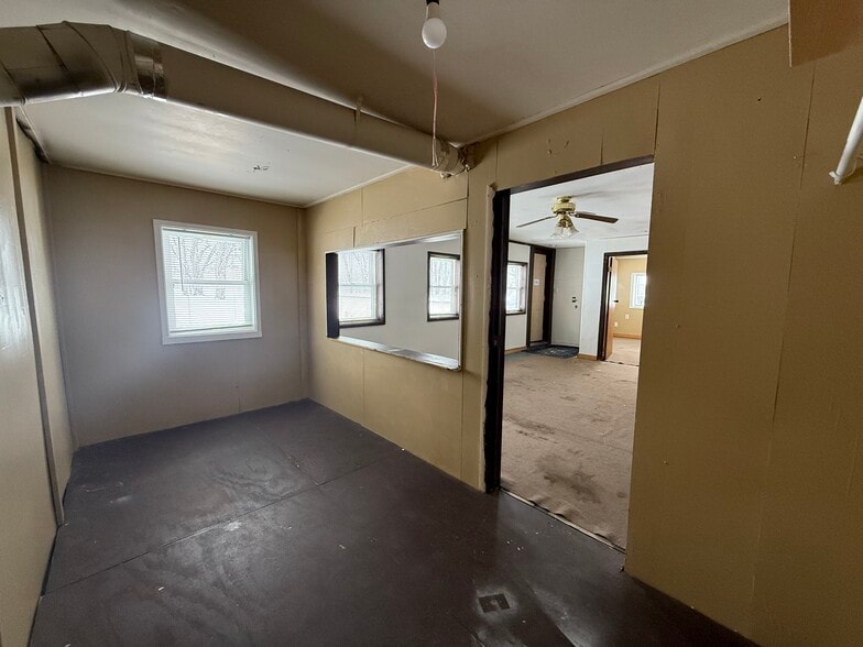 More Photos Of 358 S Oak St, Lone Rock Office For Sale
