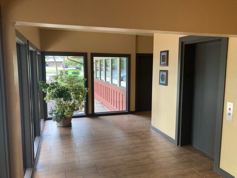 More Photos Of 500 Cascade West Pky SE, Grand Rapids Office For Lease