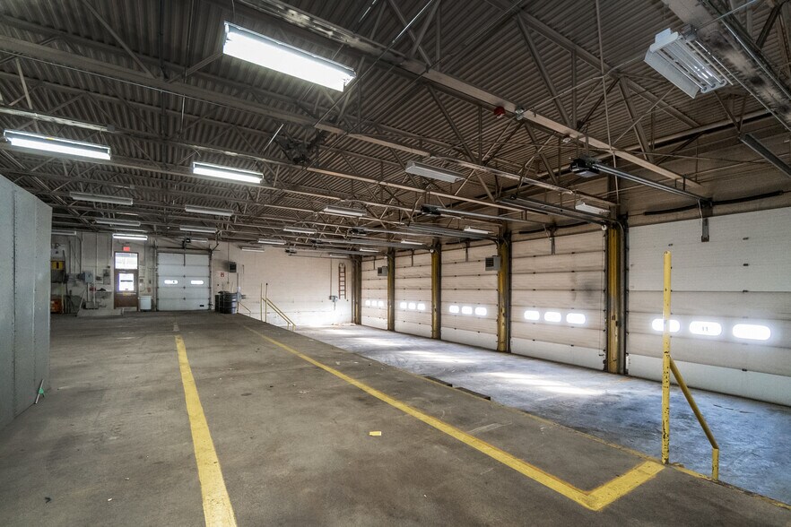 More Photos Of 1050 W Water St, Coaldale Flex For Sale