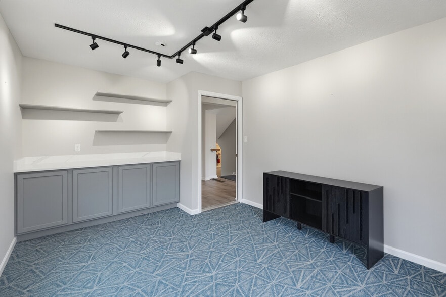 More Photos Of 9503 Brandywine Rd, Northfield Office For Lease