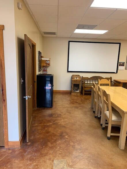 More Photos Of 120 Frog Pond Ln, Dripping Springs Freestanding For Lease