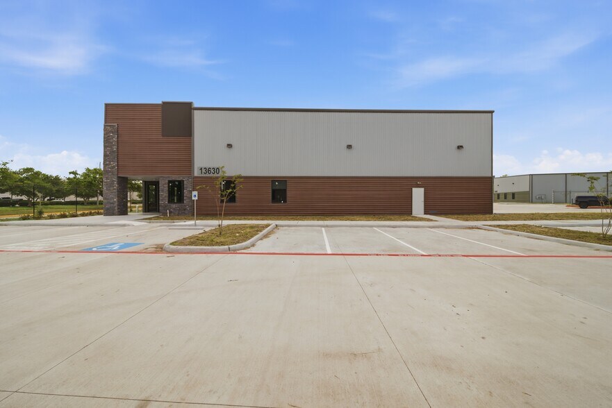 More Photos Of 13600 S Gessner Rd, Missouri City Warehouse For Lease