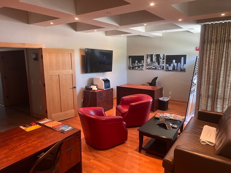 More Photos Of 6500 University Ave, Windsor Heights Apartments For Lease