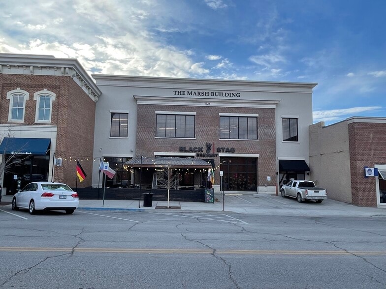 More Photos Of 623 Massachusetts St, Lawrence Freestanding For Sale