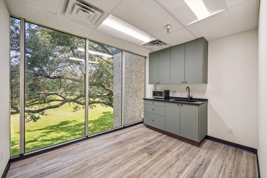 More Photos Of 447 W 38th St, Houston Distribution For Lease