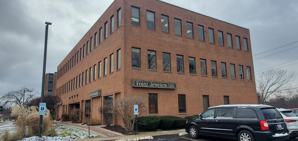 More Photos Of 1220 Meadow Rd, Northbrook Medical For Lease