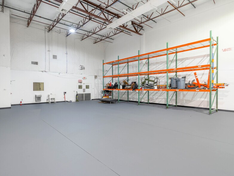 More Photos Of 6600-6626 Kingspointe Pky, Orlando Distribution For Lease