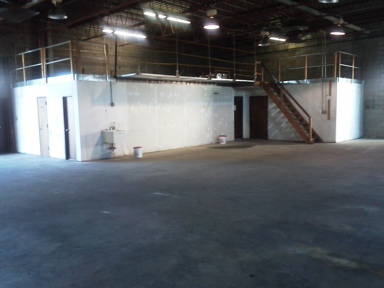 More Photos Of 75 Cabot St, West Babylon Warehouse For Lease